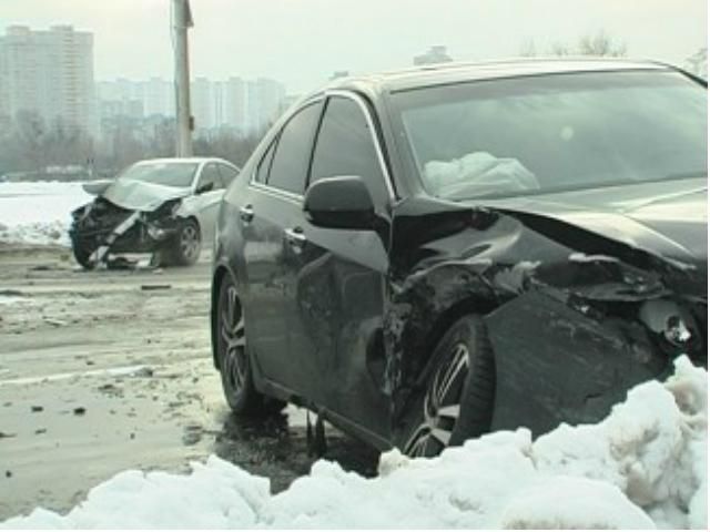 В аварии в Киеве пострадали два человека (Фото) В аварии в Киеве пострадали два человека (Фото)