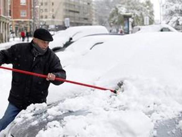 В Минске снег убирать будут бездомные