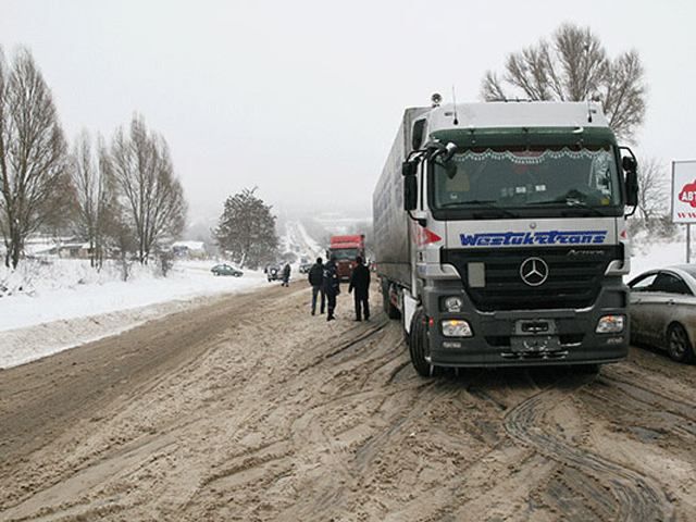 Сніг затримав під Тернополем понад 100 вантажівок (Фото)