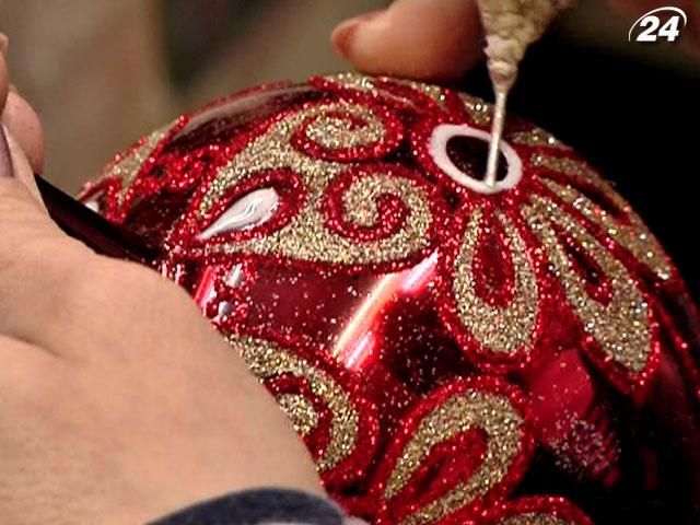 На львівському заводі скляні новорічні іграшки виготовляють вручну На львівському заводі скляні новорічні іграшки виготовляють вручну