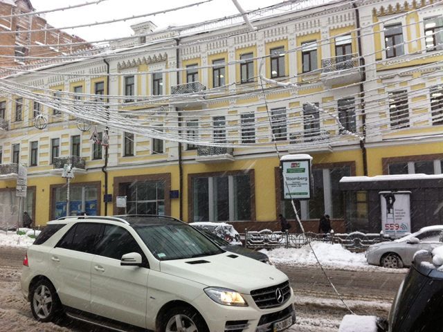 Смерть від удару електричним струмом загрожує киянам просто посеред міста Смерть від удару електричним струмом загрожує киянам просто посеред міста