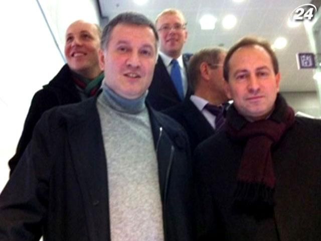 Авакова в аеропорту зустріли Томенко, Шевченко та Парубій Авакова в аеропорту зустріли Томенко, Шевченко та Парубій