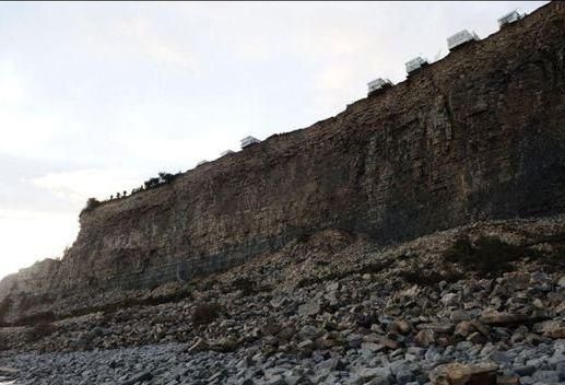 В Севастополе на свидании парень упал в пропасть глубиной 20 метров В Севастополе на свидании парень упал в пропасть глубиной 20 метров