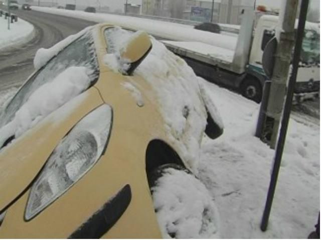 В Киеве из-за снегопада перевернулось авто (Фото)