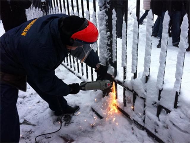 Свободівці зносять паркан навколо Ради (Фото)