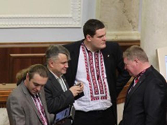 Свободівці силою відкривали двері у парламент і штовхалися з охороною (Відео) Свободівці силою відкривали двері у парламент і штовхалися з охороною (Відео)