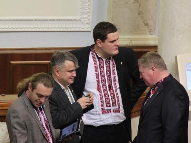 На першому засіданні Ради свободівці покрасувалися у вишиванках (Фото) На першому засіданні Ради свободівці покрасувалися у вишиванках (Фото)