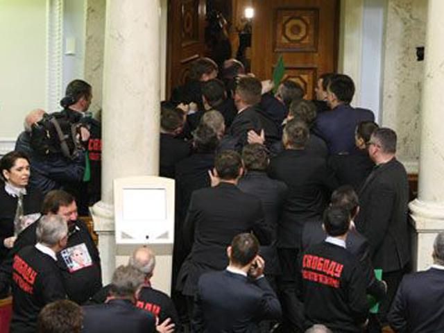 Не встигли опозиціонери зайти у Раду, як заблокували трибуну Не встигли опозиціонери зайти у Раду, як заблокували трибуну
