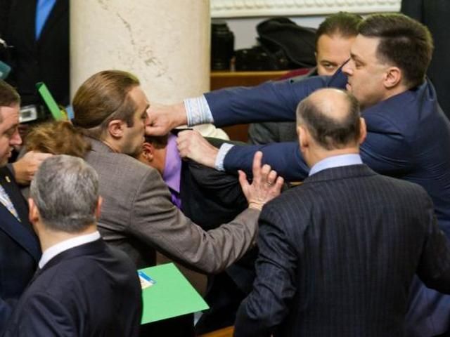 Перша бійка у новій Раді: билися свободівці і регіонали (Відео) Перша бійка у новій Раді: билися свободівці і регіонали (Відео)