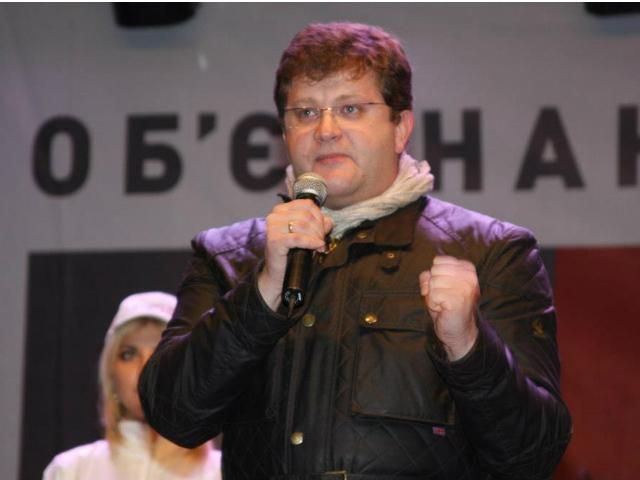 Нардеп Ар’єв показав скільки заробляє Азаров (Фото) Нардеп Ар’єв показав скільки заробляє Азаров (Фото)