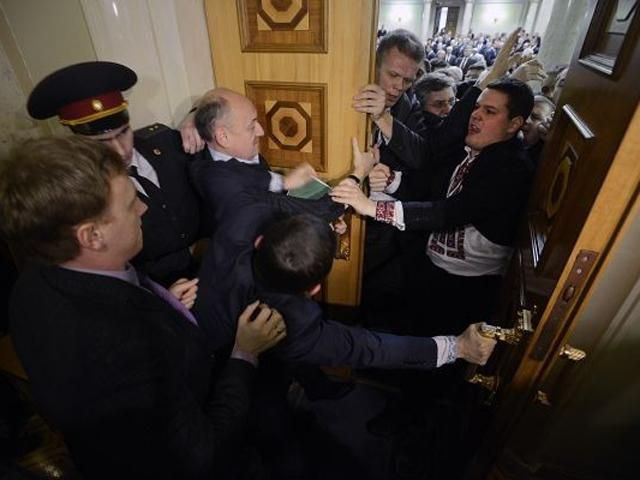 В первый же день работы Рады депутаты устроили "мордобой" (Фото)