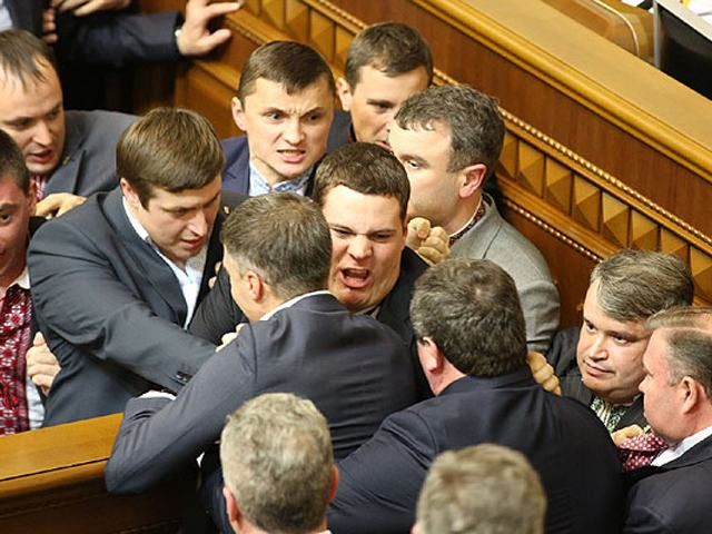 Заседание еще не восстановилось, а оппозиция снова заблокировала трибуну Заседание еще не восстановилось, а оппозиция снова заблокировала трибуну