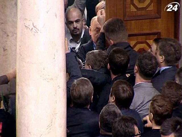 Підсумок дня: Відкриття Ради запам’яталося штовханиною та виламуванням дверей Підсумок дня: Відкриття Ради запам’яталося штовханиною та виламуванням дверей