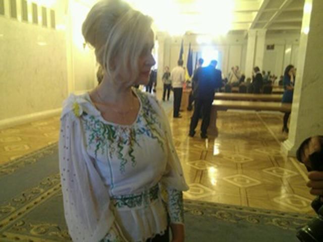 Фарион покрасовалась в Раде вышиванкой и прической (Фото) Фарион покрасовалась в Раде вышиванкой и прической (Фото)