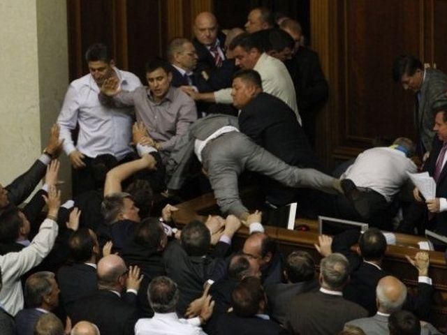 Депутати заблокували трибуну, відбуваються сутички Депутати заблокували трибуну, відбуваються сутички