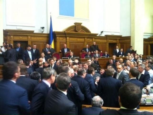 У депутатській бійці постраждав опозиціонер У депутатській бійці постраждав опозиціонер