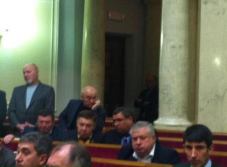 Регіонали посадили Табалова на безпечному місці у своїй частині Ради Регіонали посадили Табалова на безпечному місці у своїй частині Ради