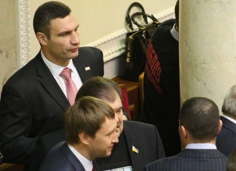 Кличко прирівняв свої кулаки до ядерної зброї, але в Раді пообіцяв не битись Кличко прирівняв свої кулаки до ядерної зброї, але в Раді пообіцяв не битись