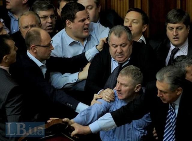 Депутати у ВР розім'яли один одному щоки (Фото)