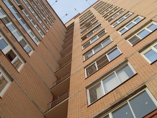 Дівчина з невідомих причин випала з вікна 16-поверхівки Дівчина з невідомих причин випала з вікна 16-поверхівки