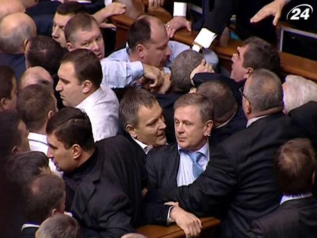 З бійками і блокуванням Рада обрала прем’єра і спікера (Відео) З бійками і блокуванням Рада обрала прем’єра і спікера (Відео)