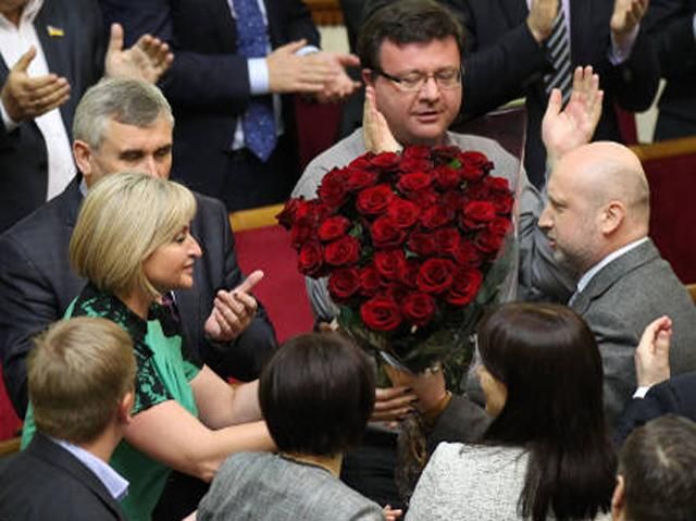 Соратники Тимошенко передали букет для Луценко через его жену (Фото)