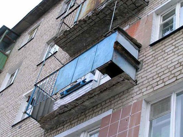 Два родных брата выпали с балкона и разбились насмерть Два родных брата выпали с балкона и разбились насмерть