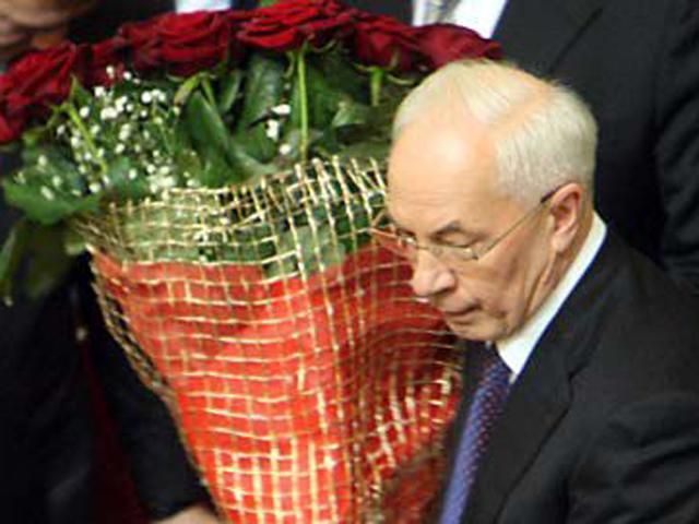 Богатырева подарила Азарову розы