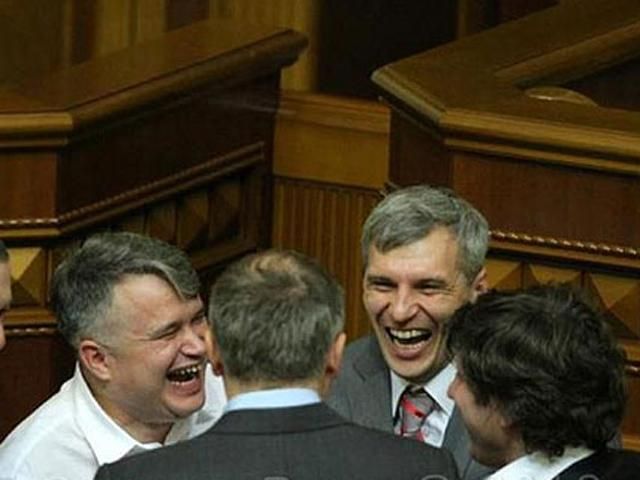 Свободівці і регіонали спочатку билися, а за півгодини веселилися разом (Фото) Свободівці і регіонали спочатку билися, а за півгодини веселилися разом (Фото)