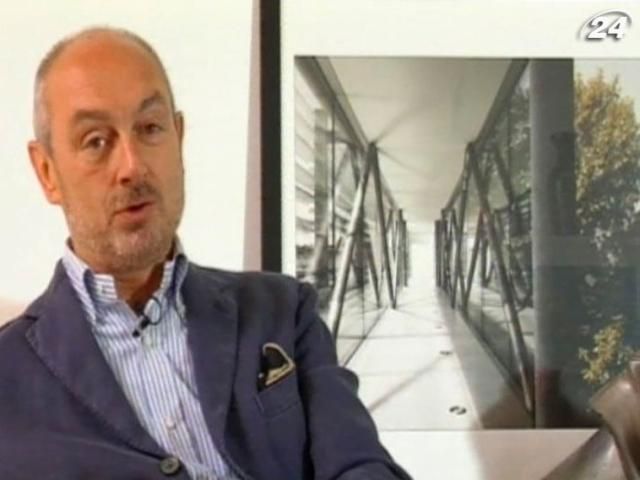 Всесвітньо відомому дизайнеру П'єро Ліссоні допомагають працювати собаки Всесвітньо відомому дизайнеру П'єро Ліссоні допомагають працювати собаки