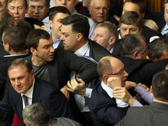 Регіонал каже, що свободівець прокусив йому руку Регіонал каже, що свободівець прокусив йому руку