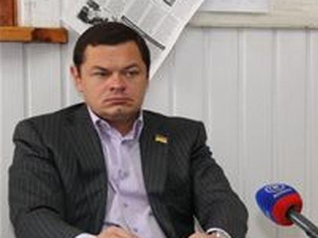 Регіонал у Раді б’ється з годинником за 60 тисяч доларів на руці (Фото) Регіонал у Раді б’ється з годинником за 60 тисяч доларів на руці (Фото)