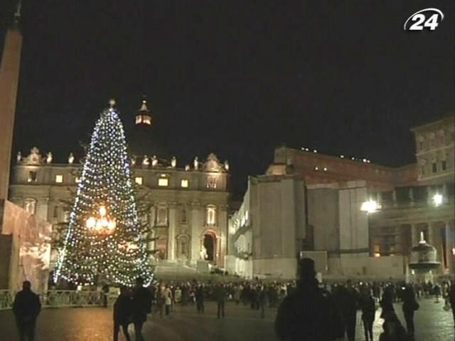 В Ватикане зажгли рождественскую елку