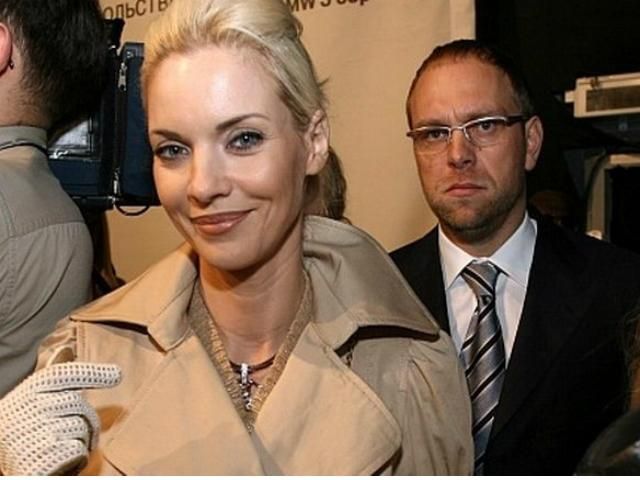 Колишня дружина Власенка знає, чому його не випустили з країни Колишня дружина Власенка знає, чому його не випустили з країни