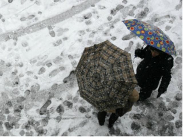 Сегодня в Украине мокрый снег, а на дорогах гололедица