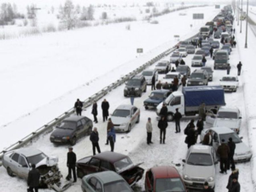 В Луганской области 500 авто застряли в пробке (Видео)