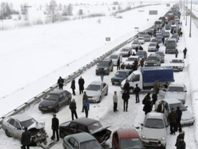 В Луганской области 500 авто застряли в пробке (Видео) В Луганской области 500 авто застряли в пробке (Видео)