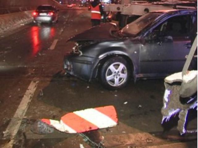 В Киеве легковушка протаранила ремонтные грузовики (Фото) В Киеве легковушка протаранила ремонтные грузовики (Фото)