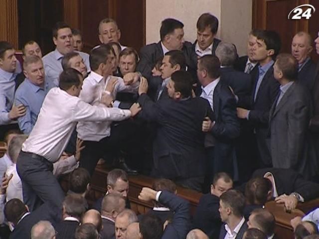 Підсумки тижня: Новий парламент розпочався з появи перебіжчиків і бійок