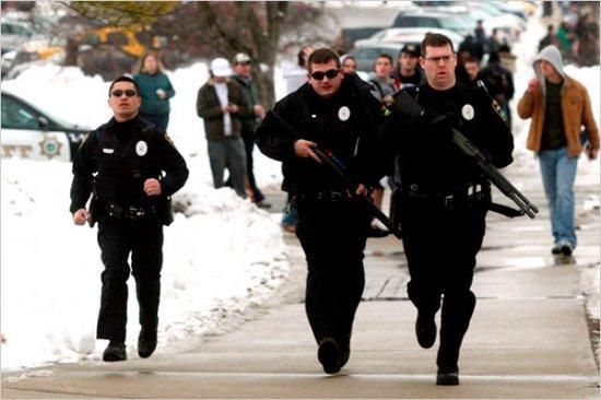 У США поліція вбила чоловіка, який почав стрілянину в лікарні У США поліція вбила чоловіка, який почав стрілянину в лікарні