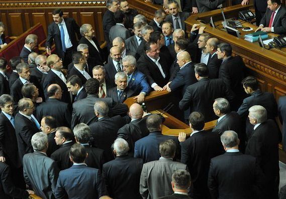 Регионал: В парламенте Конституцию нарушают оппозиционеры