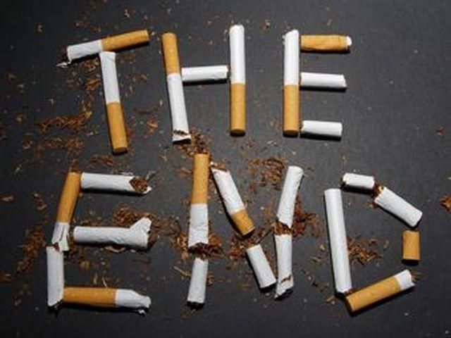 С сегодняшнего дня курить в ресторанах и на остановках запрещено С сегодняшнего дня курить в ресторанах и на остановках запрещено