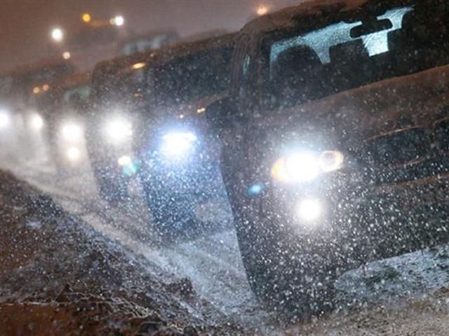 На трассе "Киев-Чоп" замерзают люди (Видео) На трассе "Киев-Чоп" замерзают люди (Видео)