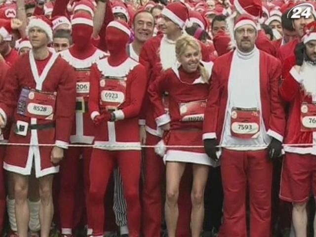 Во Франции более 4 тысяч Санта-Клаусов приняли участие в гонках