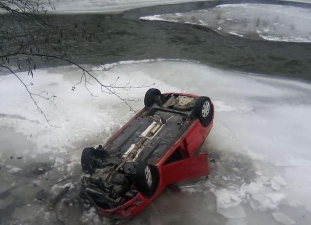 ДТП на Закарпатье: автомобиль сорвался в замерзшую Тису (Фото)