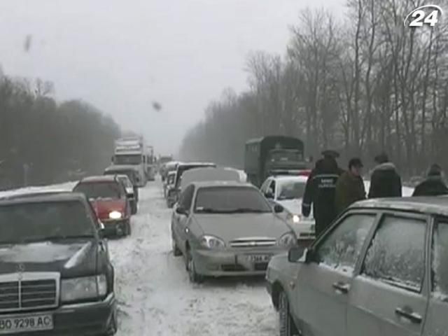 У снігових заметах прийняли пологи і розблокували 1800 автівок