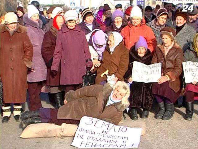 У Криму селяни, у яких відбирають паї, перекрили рух на трасі У Криму селяни, у яких відбирають паї, перекрили рух на трасі