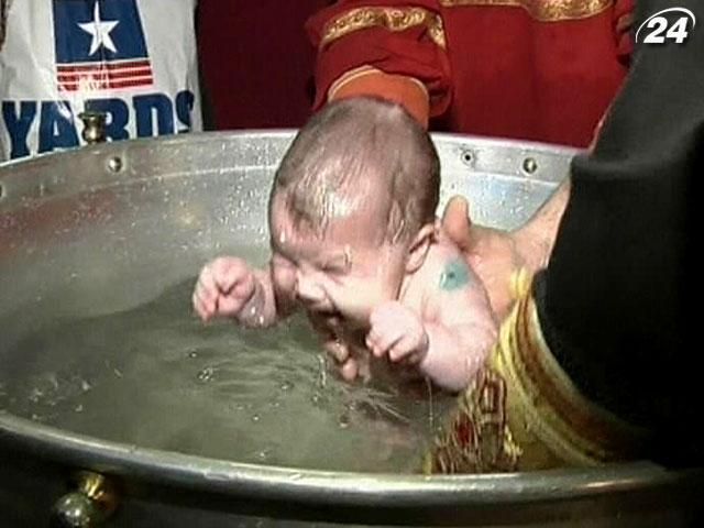 В Грузии произошло массовое крещение более 900 детей