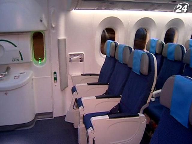В аеропорті "Бориспіль" презентували новітній Boeing 787 Dreamliner В аеропорті "Бориспіль" презентували новітній Boeing 787 Dreamliner