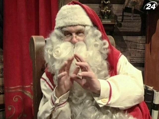 Санта Клаус готується розносити подарунки до Різдва Санта Клаус готується розносити подарунки до Різдва